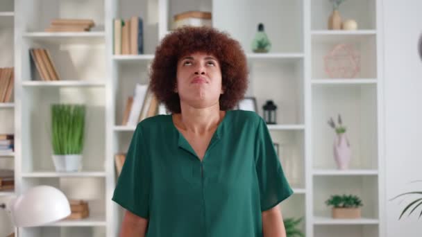 Портрет Багатоетнічної Жінки Елегантному Одязі Кричить Голосно Гнівом Обличчі Фоні — стокове відео