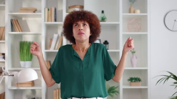 Besorgte Afroamerikanerin Grüner Bluse Denkt Hart Nach Während Sie Drinnen — Stockvideo