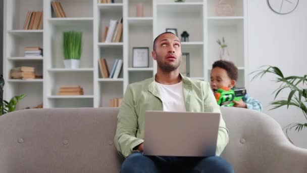 Jonge Multiraciale Man Met Computer Die Zijn Handen Het Hoofd — Stockvideo