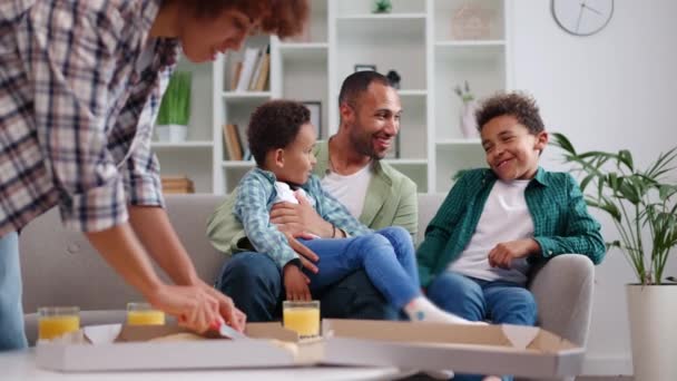 Lustige Multiethnische Kinder Kuscheligen Outfits Erzählen Dem Glücklichen Vater Geschichten — Stockvideo