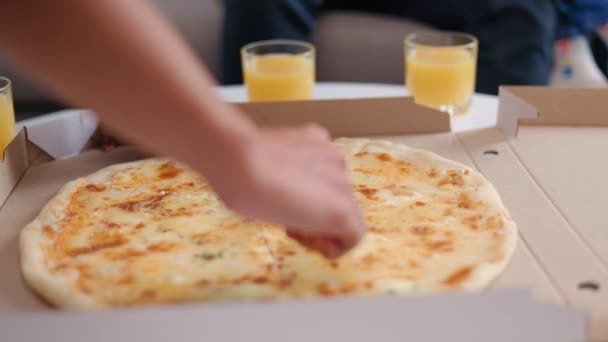 Büyük Boy Peynirli Pizzayı Yakından Izleyin Yetişkin Bir Kadın Tarafından — Stok video