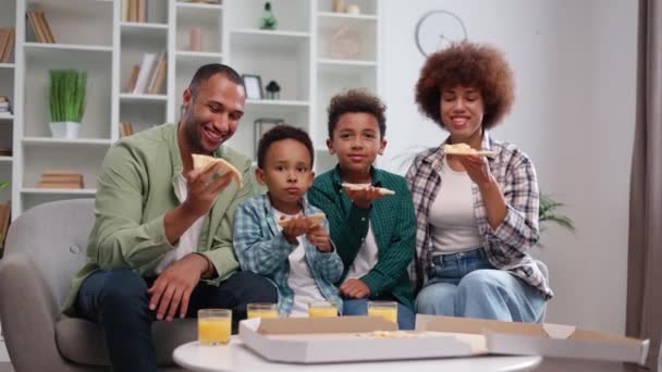 집에서 식사하는 물린을하기 즐거운 부모와 행복한 형제는 조각을 흔들어 주말에 — 비디오