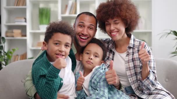 Zblízka Pohled Usmívající Rodiče Legrační Chlapci Dávat Palce Gesto Při — Stock video