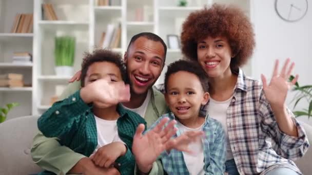 Retrato Familiares Despreocupados Abraçando Acenando Mãos Câmera Pessoas Multiculturais Sorrindo — Vídeo de Stock