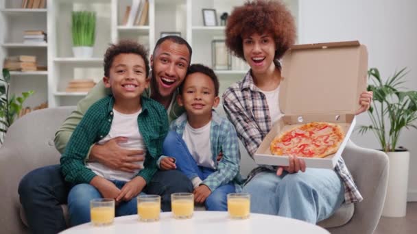 Widok Przodu Podekscytowanych Dzieci Rodziców Smaczny Obiad Fast Food Napojów — Wideo stockowe
