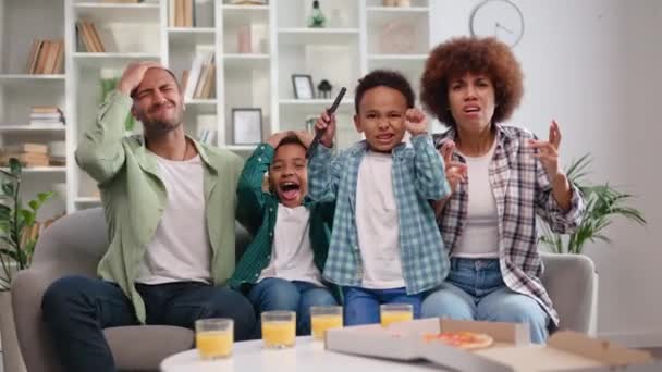 Dört Aile Ferdi Rahat Bir Kanepede Pizza Taze Meyve Suyuyla — Stok video