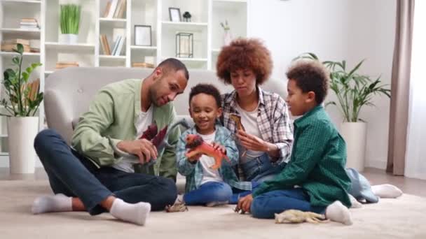Família Afro Americana Traje Casual Brincando Brinquedos Com Filhos Idade — Vídeo de Stock