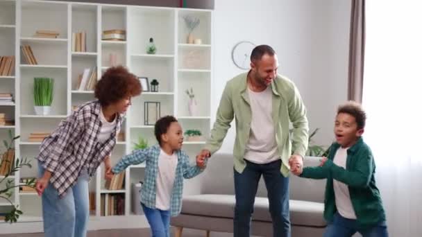 Familia Afroamericana Feliz Cuatro Pasar Gran Tiempo Juntos Casa Padres — Vídeo de stock
