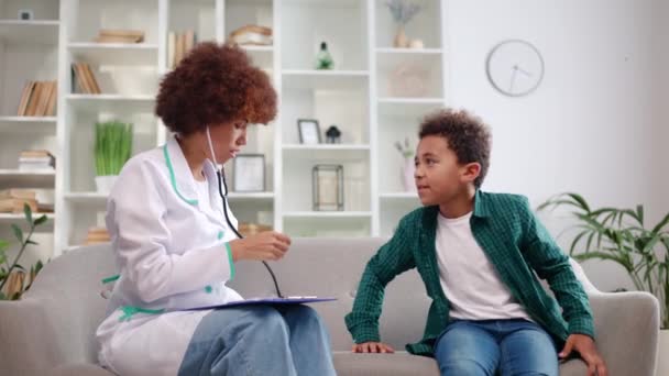 Biraciální Malý Pacient Návštěvě Pediatra Moderní Lékařské Klinice Pravidelné Vyšetření — Stock video