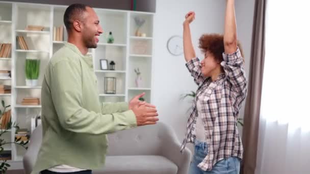 Oldalnézetben Két Felnőtt Egymásra Néz Emelt Karokkal Táncolnak Egy Stílusos — Stock videók