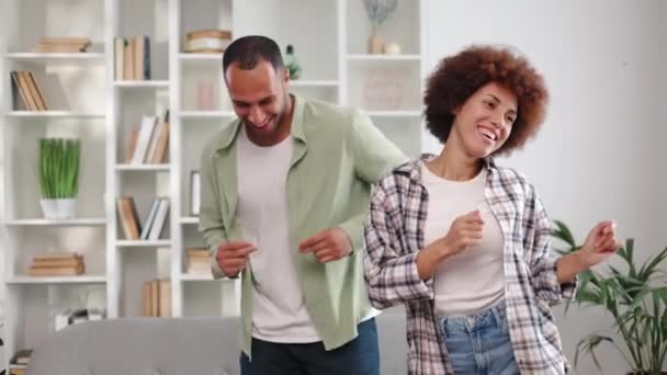 Doi Soți Americani Africani Activi Simt Fericiți Fac Mici Divertisment — Videoclip de stoc