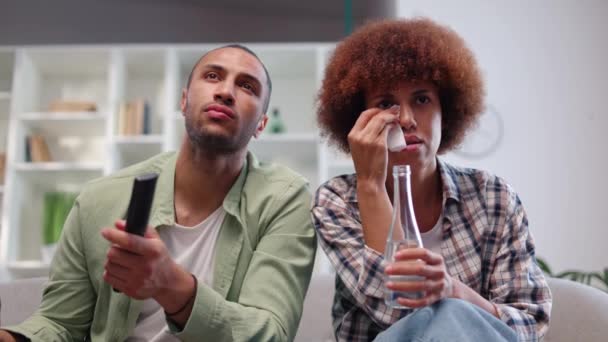 Îmbrăcați Ocazional Cuplu Tânăr Etnie Afro Americană Ținând Sticle Băuturi — Videoclip de stoc