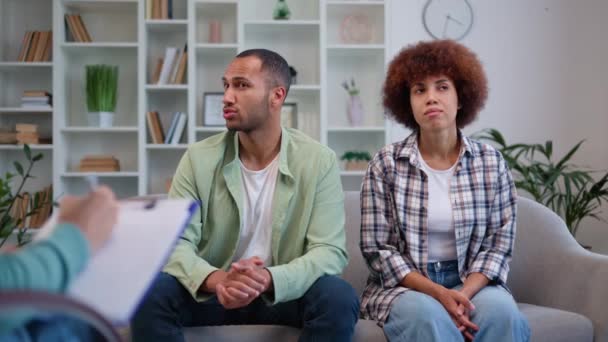 Marido Esposa Afroamericanos Que Enfrentan Problemas Familiares Piden Ayuda Psicólogo — Vídeos de Stock