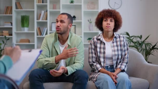 Mutlu Olmayan Evli Çift Aile Krizinin Eşiğinde Lişkileri Kurtarmak Için — Stok video
