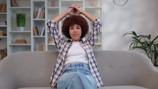 Çok Irklı Genç Kadınların Günlük Giysiler Giyip Gözlerini Kapalı Ellerini — Stok video