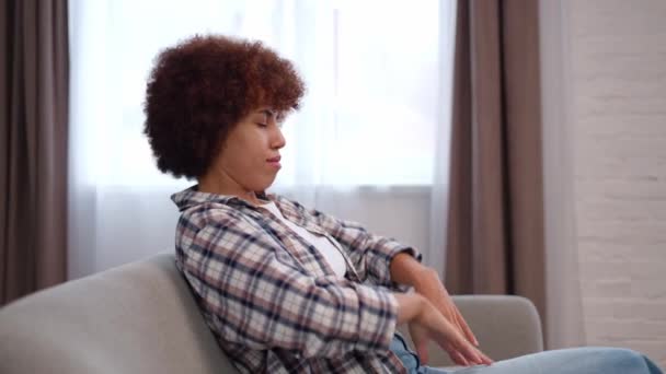 Vue Latérale Femme Afro Américaine Fatiguée Asseyant Sur Canapé Confortable — Video