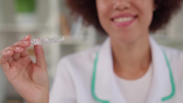 Skup Się Przezroczystym Wyrównaniu Korekcji Zębów Kobiecej Dłoni Rozmyte Tło — Wideo stockowe