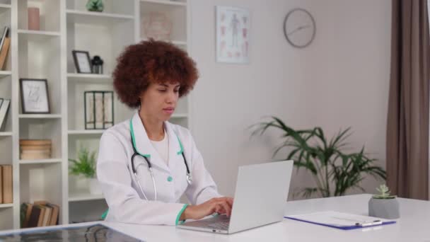 Ervaren Medisch Medewerker Met Krullend Donker Haar Typen Draagbare Laptop — Stockvideo