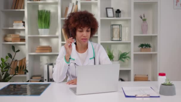 Multiraciální Ženský Lékař Používající Bezdrátový Notebook Sluchátka Pro Online Komunikaci — Stock video