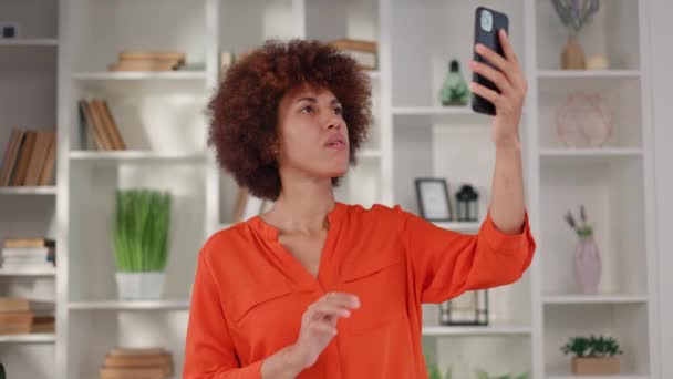Sinirli Afro Amerikan Kadın Şık Turuncu Elbiseler Giyip Cep Telefonunun — Stok video