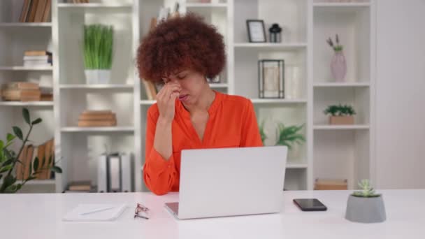 Fleißige Frauen Orangefarbener Bluse Fühlen Sich Müde Während Sie Büro — Stockvideo
