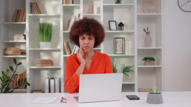 Frusztrált Női Irodai Dolgozó Gépel Hordozható Laptopon Hirtelen Fáj Foga — Stock videók