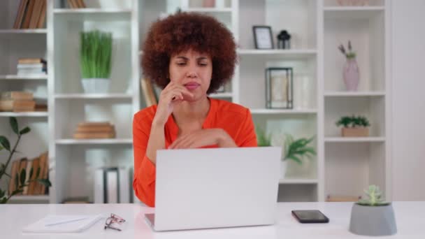 多元文化的女职员看着电脑屏幕 眼神沮丧 用手抓头 年轻的卷发女子在错过工作截止日期时遇到了问题 — 图库视频影像