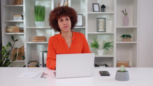 Stresli Afro Amerikalı Kadın Ofiste Geçirdiği Uzun Mesai Saatlerinden Sonra — Stok video