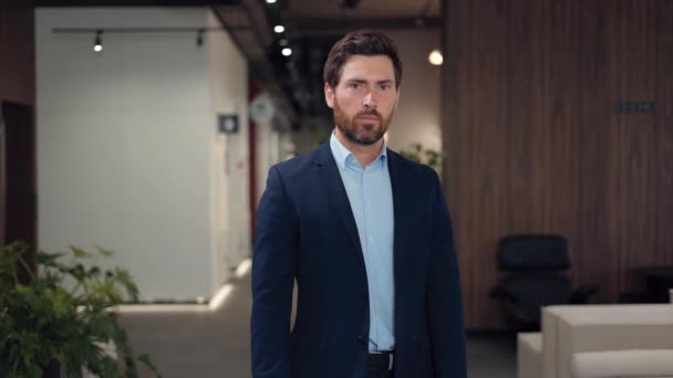 真面目な表情のカメラを眺めながら 慎重なビジネスマンの肖像画 オフィスビルでポーズする正式なスーツを着た自信のある男性 感情と職業の概念 — ストック動画