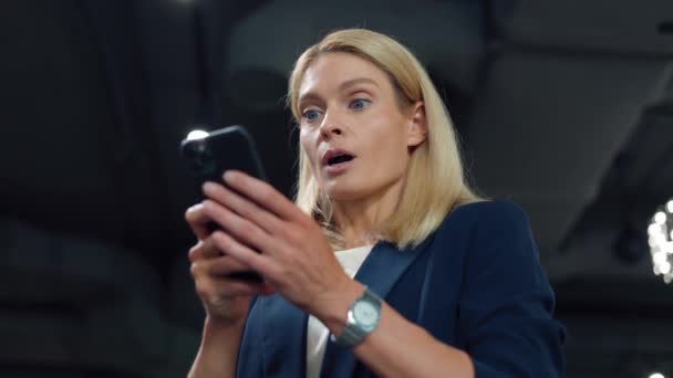 Mujer Negocios Sorprendido Utilizando Teléfono Inteligente Moderno Sentirse Sorprendido Por — Vídeos de Stock