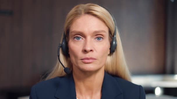 První Osoba Pohled Sebevědomé Obchodní Dáma Blond Vlasy Bezdrátové Sluchátka — Stock video