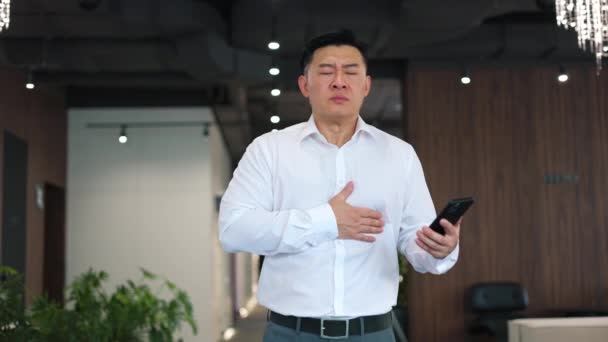 Hombre Asiático Malsano Con Expresión Dolorosa Sintiendo Dolor Corazón Agudo — Vídeos de Stock