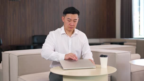 Азіатський Підприємець Середнього Віку Відкриває Персональний Ноутбук Сучасному Офісі Компанії — стокове відео