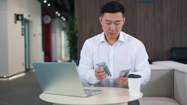 Homem Focado Camisa Branca Sentado Mesa Com Laptop Colocando Centenas — Vídeo de Stock