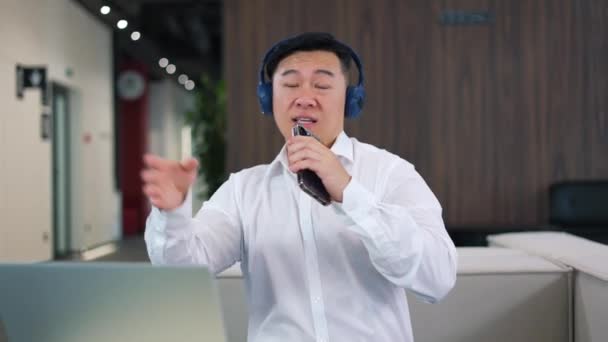 Joyful Mannelijke Ceo Van Aziatische Nationaliteit Luisteren Muziek Draadloze Hoofdtelefoon — Stockvideo