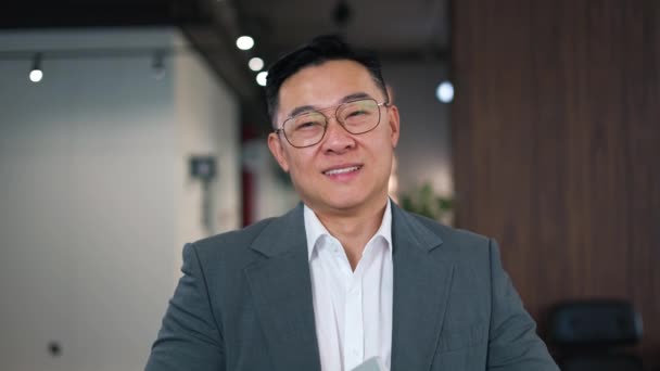 Retrato Del Guapo Empleador Asiático Gafas Sinceramente Sonriendo Cámara Sobre — Vídeos de Stock