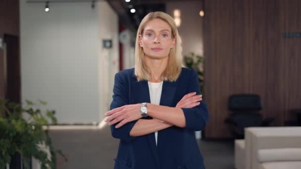Успішна Біла Жінка Позує Схрещеними Руками Корпоративному Офісі Впевнена Жінка — стокове відео