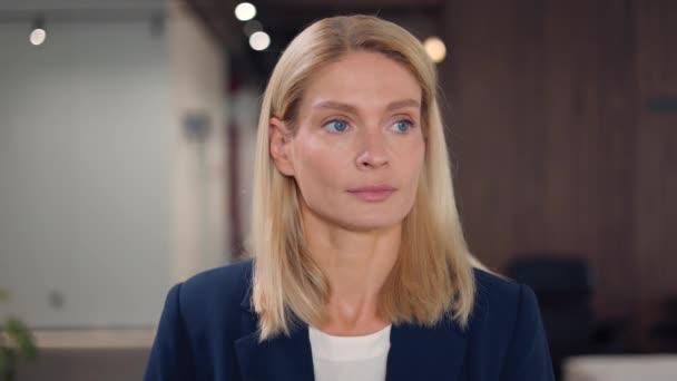Portrait Femme Affaires Joyeuse Souriant Largement Avec Des Dents Sur — Video