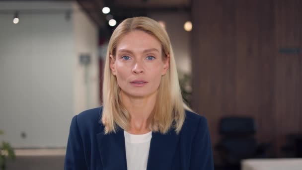 Portrait Une Femme Affaires Caucasienne Étonnée Avec Une Apparence Agréable — Video