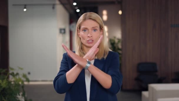 Schöne Junge Geschäftsfrau Mit Verschränkten Händen Die Stoppgeste Zeigt Während — Stockvideo