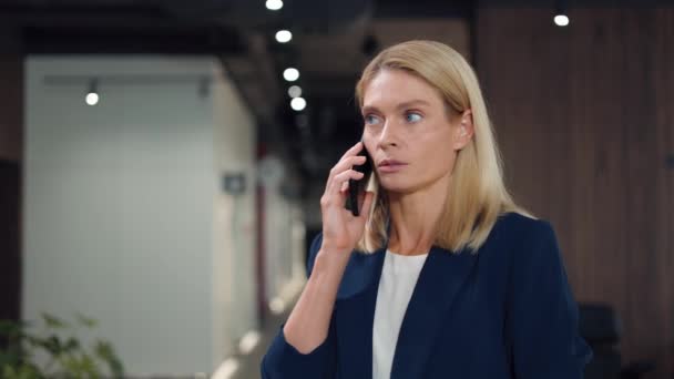 Atraktivní Běloška Mluví Vážně Moderním Smartphonu Obchodním Kolegou Blondýny Žena — Stock video
