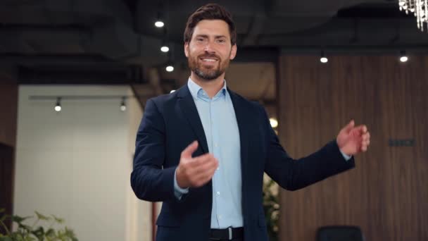 Sorrindo Diretor Inteligente Caucasiano Fazendo Gesto Boas Vindas Com Mãos — Vídeo de Stock