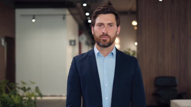 Portrait Bel Homme Affaires Montrant Beau Geste Avec Les Doigts — Video