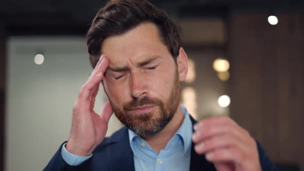 Pierwszy Rzut Oka Zestresowany Brunetka Straszny Ból Głowy Intensywnym Dniu — Wideo stockowe