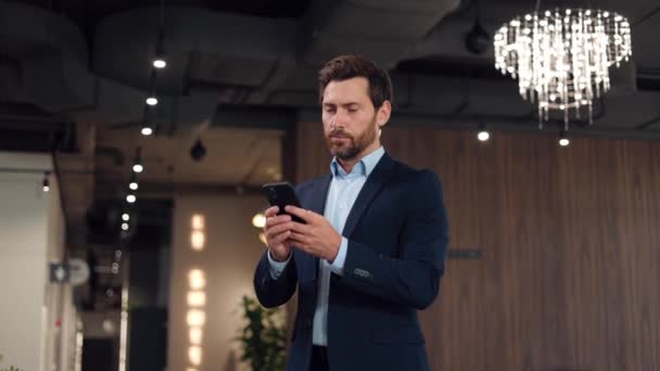 Executivo Masculino Caucasiano Meia Idade Usando Dispositivo Sem Fio Para — Vídeo de Stock