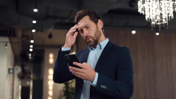 Astonished Caucasian Businessman Receiving Notification Smartphone Companys Downgrading Shares Man — Stock Video