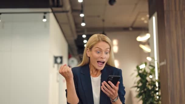 Mujer Rubia Encantadora Expresando Emociones Felices Después Recibir Fantásticas Noticias — Vídeo de stock