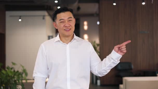 Entrepreneur Asiatique Joyeux Portant Chemise Blanche Regardant Directement Caméra Montrant — Video