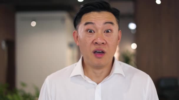 Büroangestellte Drücken Aufrichtige Emotionen Aus Wenn Sie Von Einer Beförderung — Stockvideo