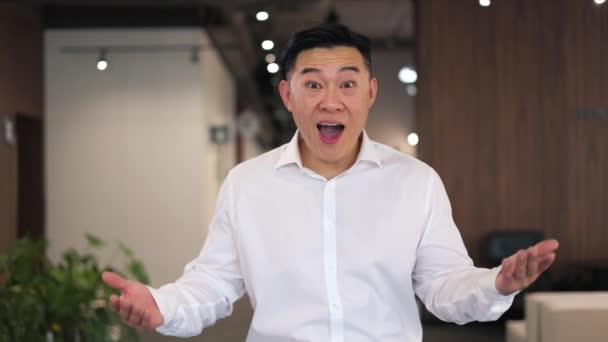 Erstaunter Schwarzhaariger Asiatischer Mann Weißem Hemd Der Coworking Space Hervorragende — Stockvideo